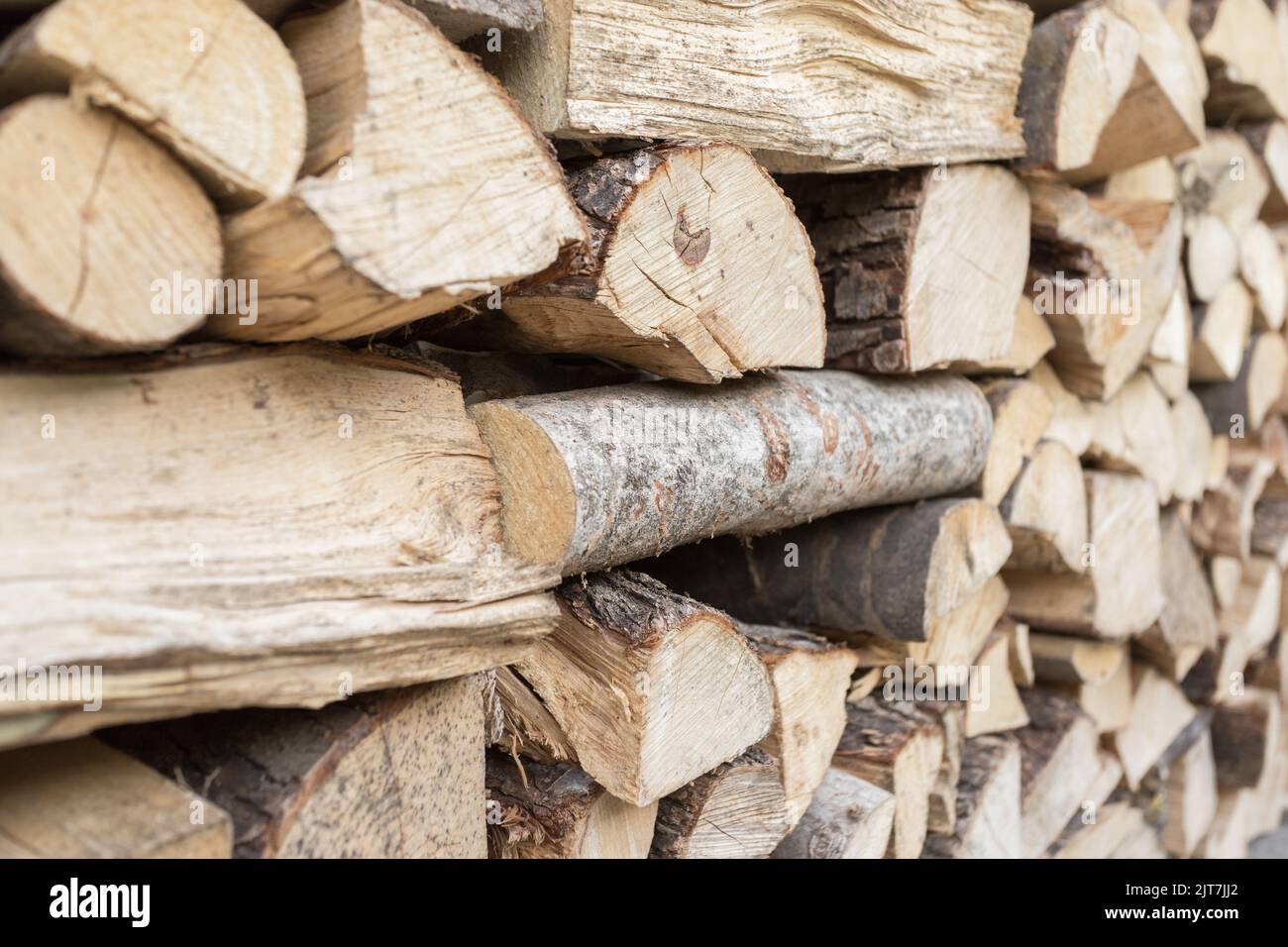 Tas de bois de chauffage plein cadre arrière-plan abîmé bois fissuré texture. Banque D'Images