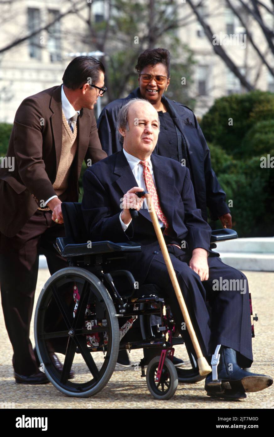 L’ancien secrétaire de presse de la Maison-Blanche, James Brady, blessé dans la tentative d’assassinat contre le président Reagan, est assisté lors d’un événement marquant le troisième anniversaire du projet de loi Brady devant la Cour suprême, 28 février 1997, à Washington Banque D'Images