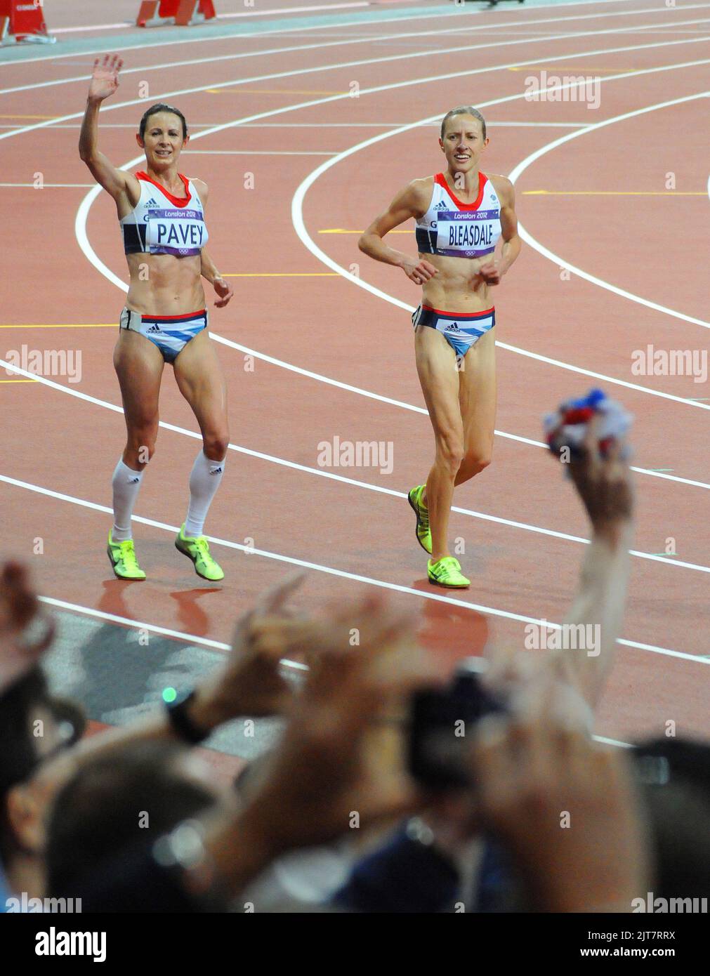 10,00 LES COUREURS DE METREE JO PAVEY ET JULIA BLEASDALE FONT UN TOUR D'HONNEUR AU STADE OLYMPIQUE DE LA REINE ELIZABETH LA NUIT, JEUX OLYMPIQUES DE LONDRES 2012 PIC MIKE WALKER 2012 Banque D'Images