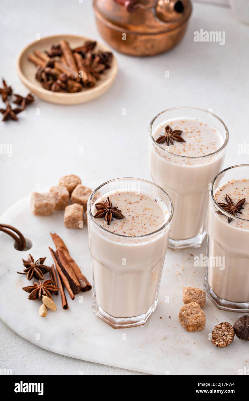 Chai en grands verres aux épices entières Banque D'Images