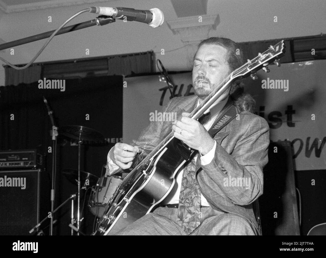 Le guitariste de jazz anglais Martin Taylor, MBE, se produit à un instrument de musique exibition, Olympia, Londres en 1987. Banque D'Images