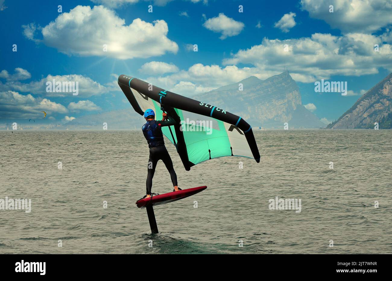 Un sportif pratiquant Wing Foil sur le lac de Garde en Italie Banque D'Images