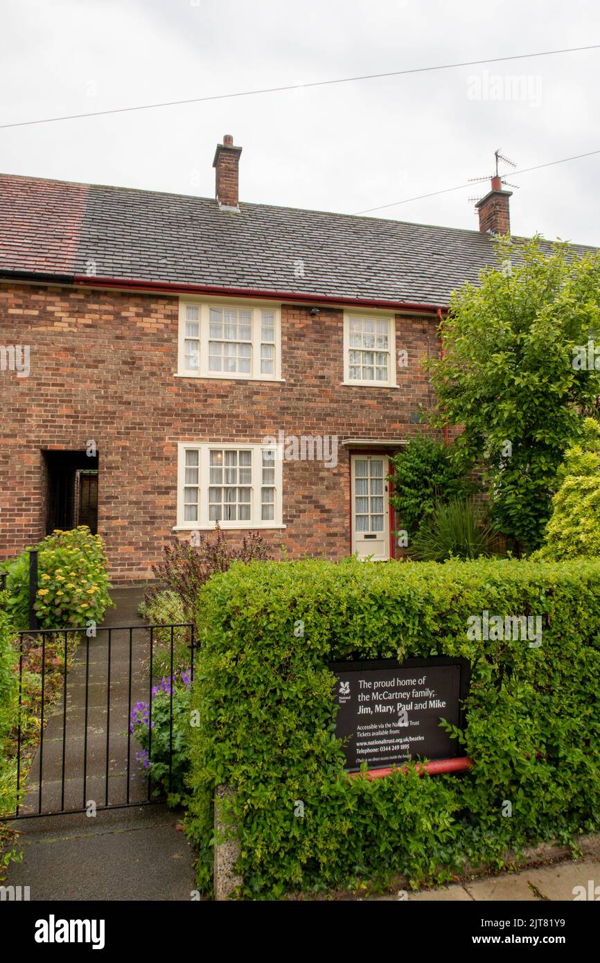 Une photo verticale de la magnifique façade de la maison d'enfance de Paul McCartney à Liverpool Banque D'Images