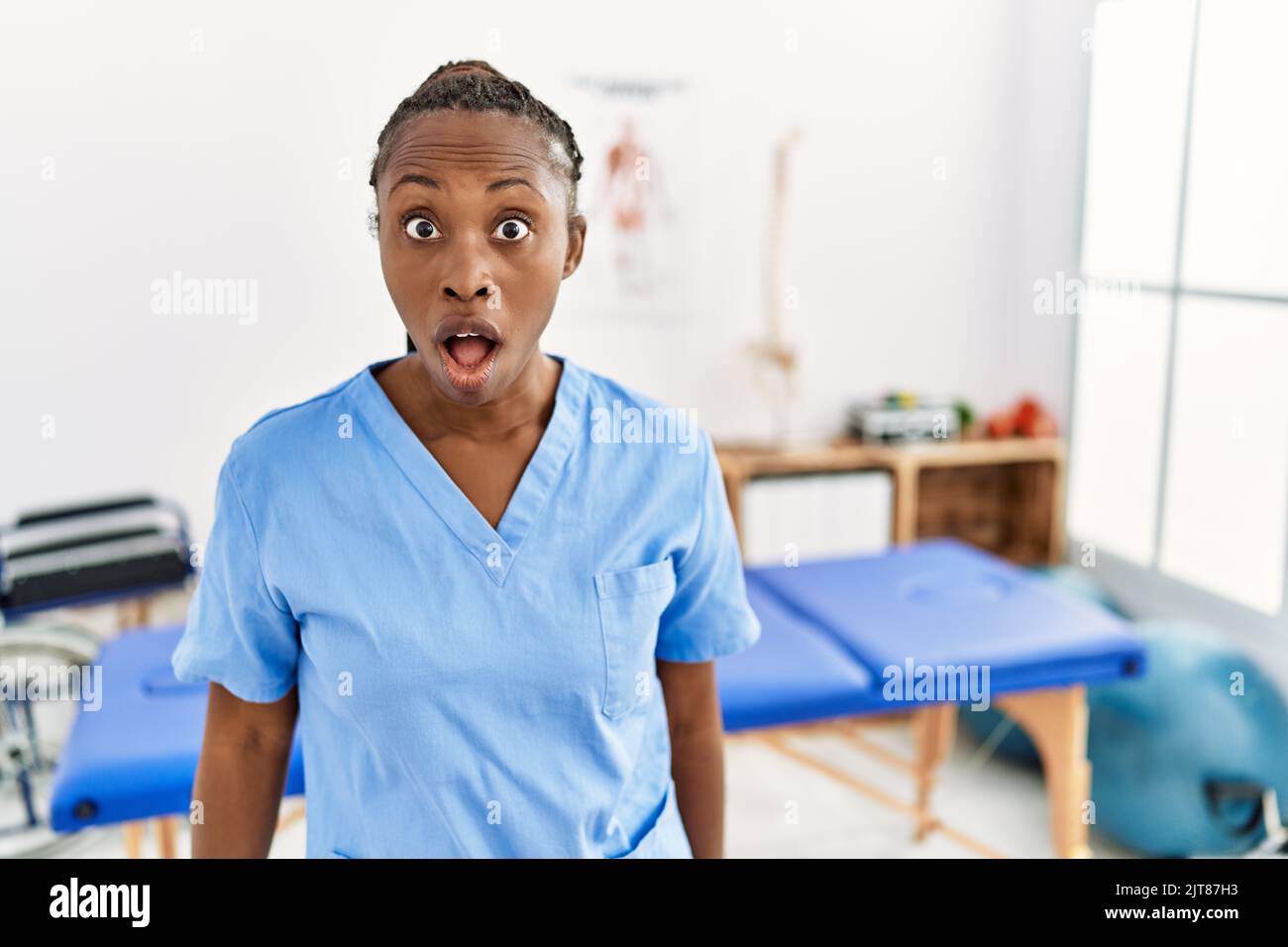 Femme Noire Avec Des Tresses Travaillant à La Clinique De Rétablissement De La Douleur Peur Et 9752