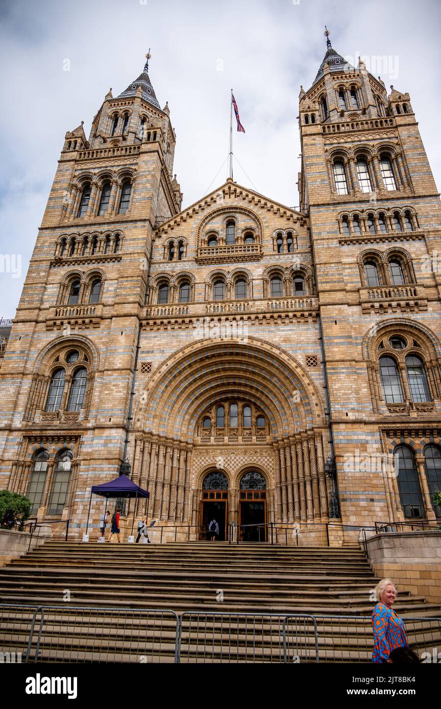 Londres, Royaume-Uni - 24 août 2022 : façade extérieure du Musée d'Histoire naturelle de Londres, avec sa façade en terre cuite ornée, architecture victorienne. Buil Banque D'Images