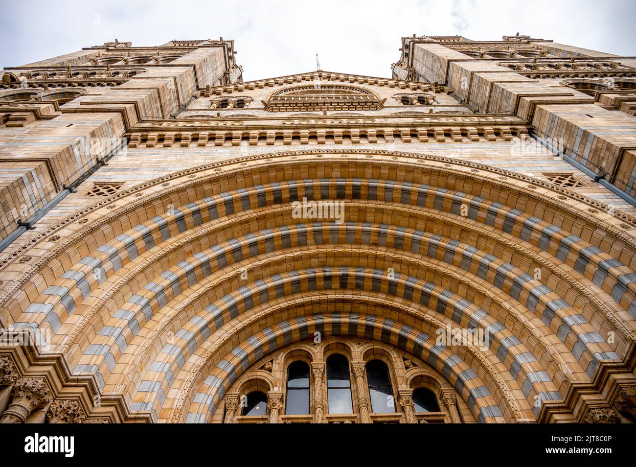 Façade extérieure du Musée d'Histoire naturelle de Londres, avec sa façade en terre cuite ornée, architecture victorienne. Construit dans le style du 19th siècle Banque D'Images