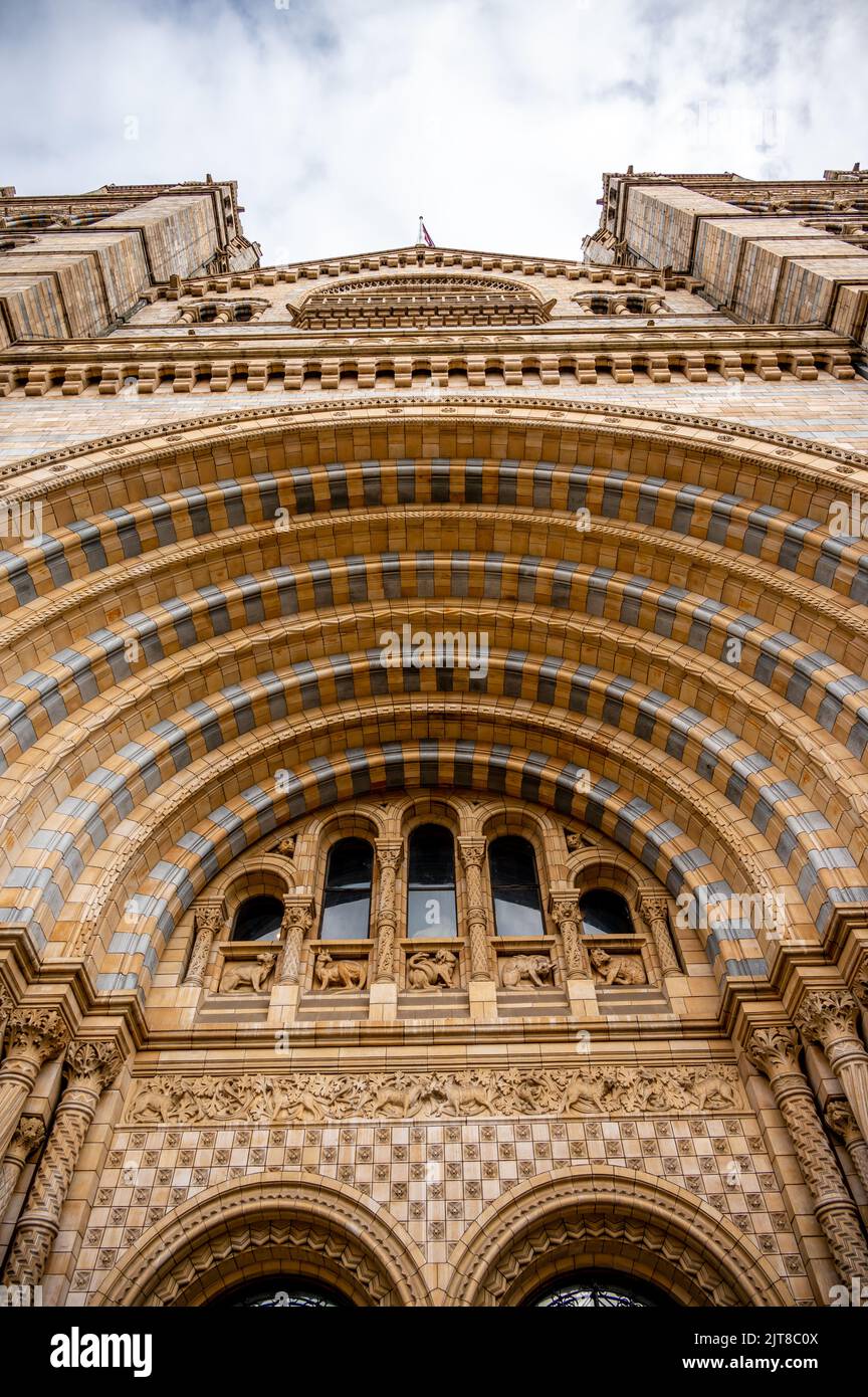 Façade extérieure du Musée d'Histoire naturelle de Londres, avec sa façade en terre cuite ornée, architecture victorienne. Construit dans le style du 19th siècle Banque D'Images