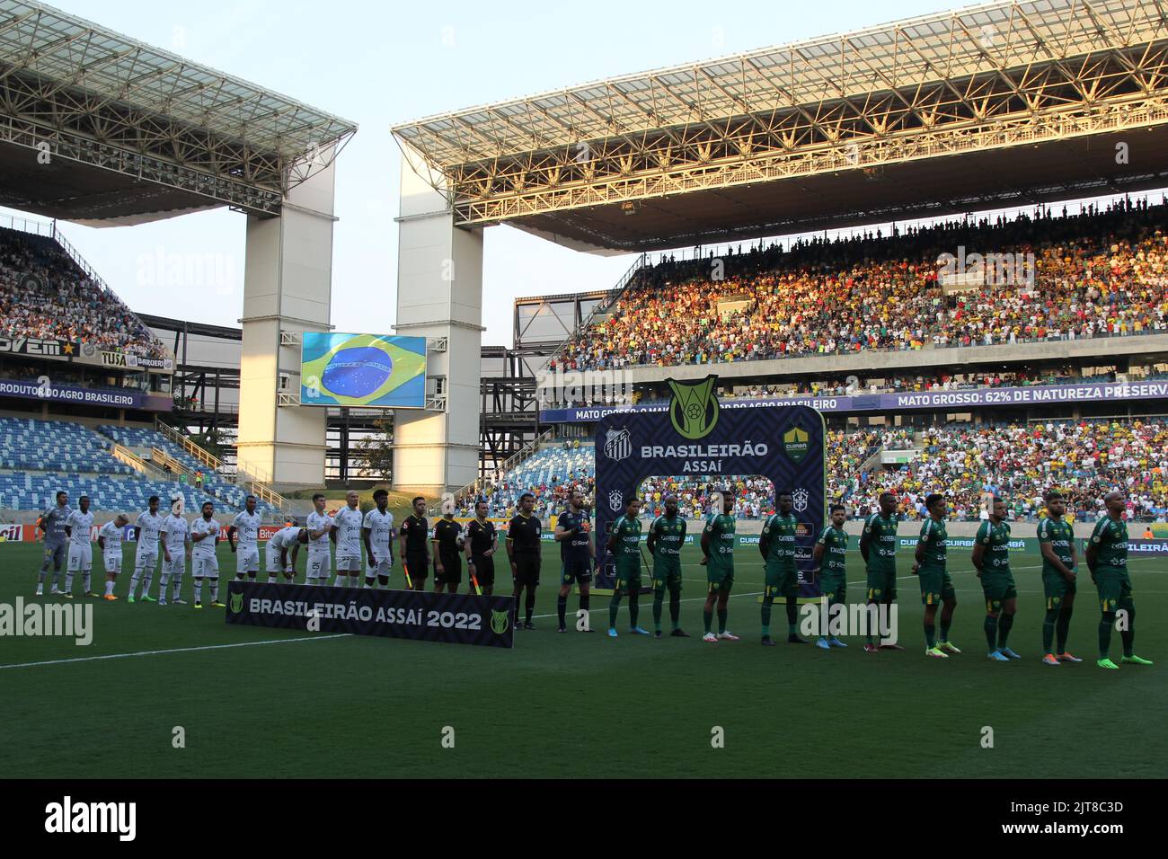 Cuiaba, Brésil. 28th août 2022. Mt - Cuiaba - 08/28/2022 - BRÉSILIEN A 2022, CUIABA X SANTOS - les joueurs de Cuiaba et Santos posent pour des photos à côté de l'arbitre avant le match à l'Arena Pantanal stade pour le championnat brésilien A 2022. Photo: Gil Gomes/AGIF/Sipa USA crédit: SIPA USA/Alay Live News Banque D'Images