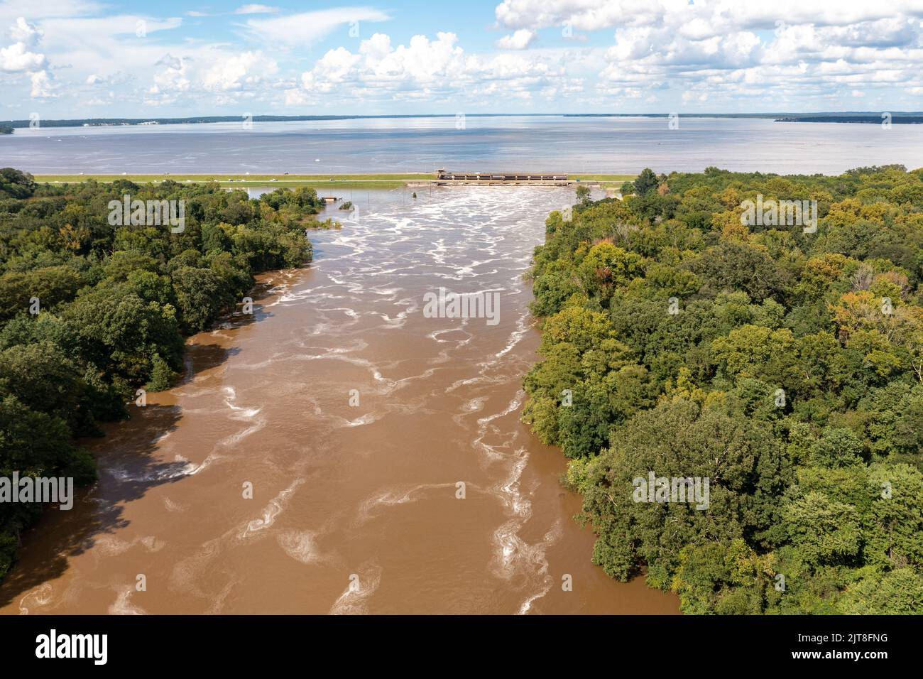Jackson, MS - 28 août 2022: Le barrage de la voie de déversement du réservoir de Barnett Ross, qui alimente la rivière des perles, dans Jackson, MS, avec des inondations dues à des niveaux de pluie élevés. Credit: Chad Robertson/Alay Live News Banque D'Images