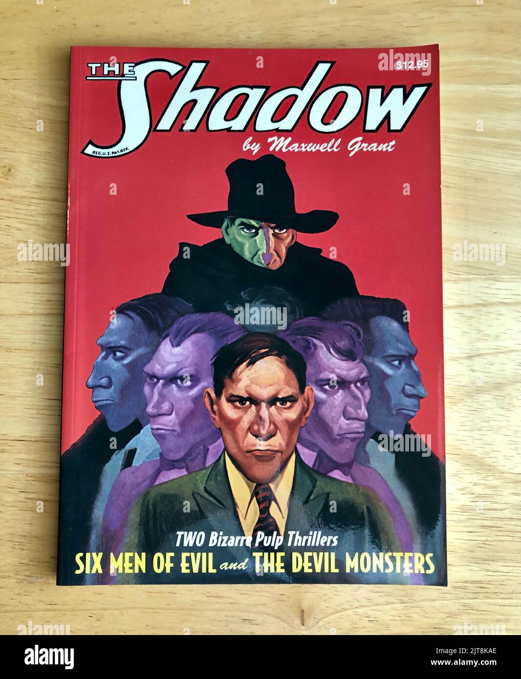 La couverture du roman de l'ombre : six hommes du mal et les monstres du diable Banque D'Images