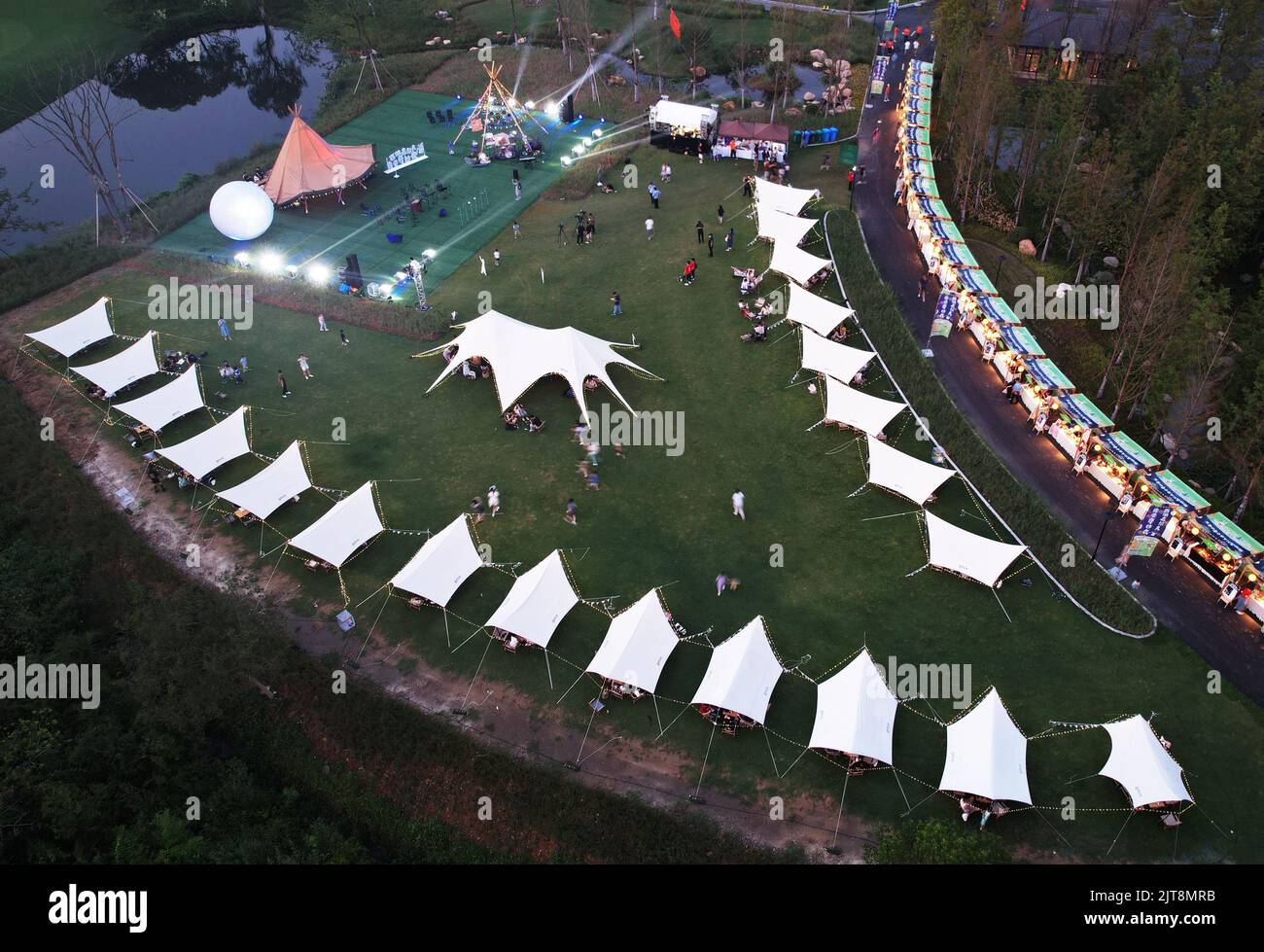 HANGZHOU, CHINE - le 28 AOÛT 2022 - photo aérienne prise le soir de 28 août 2022 montre aux citoyens les touristes qui vivent dans le camping au Hangz Banque D'Images