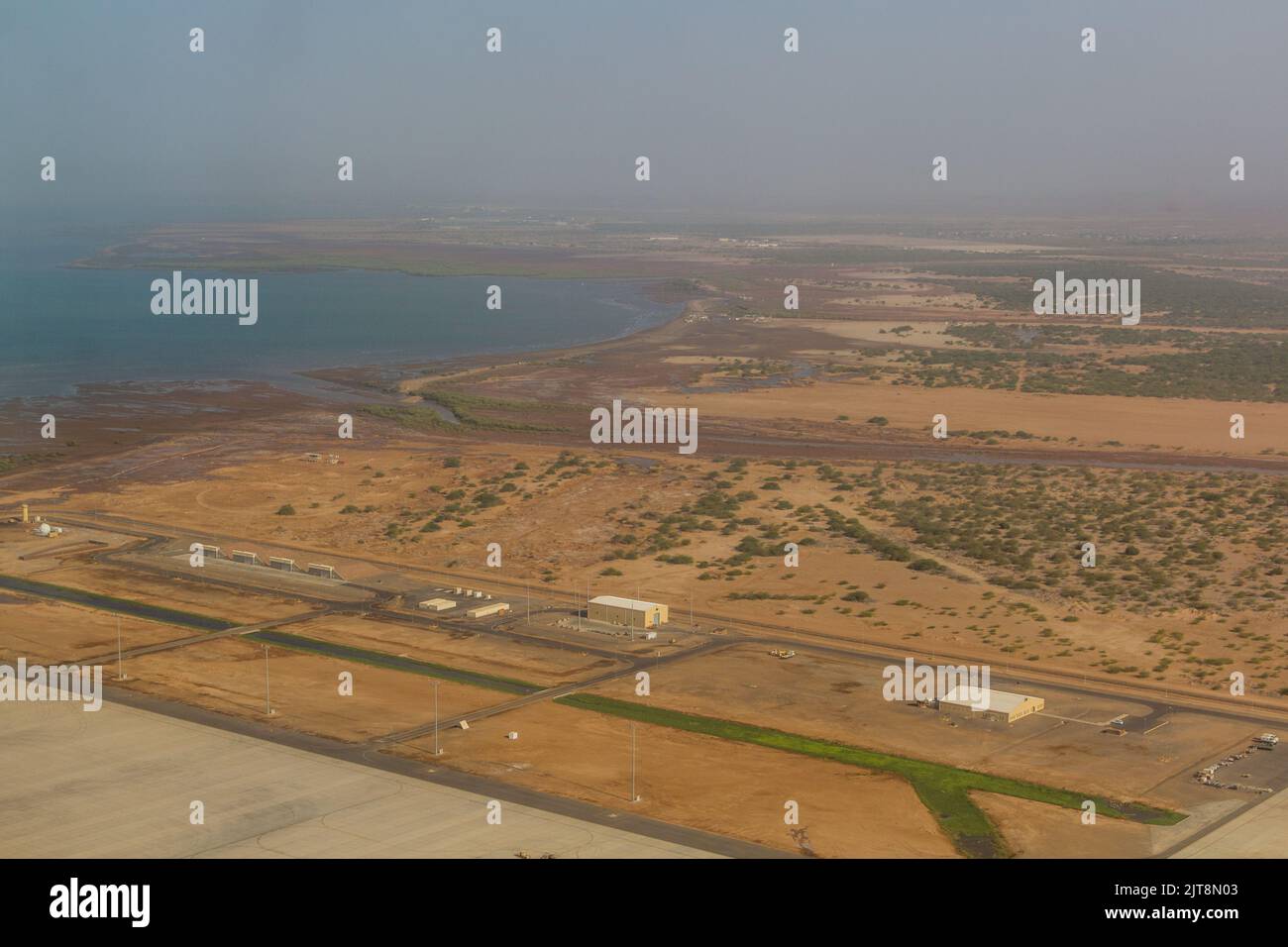 Vue aérienne d'une partie de l'aéroport international de Djibouti et de la rivière Douda, Djibouti Banque D'Images