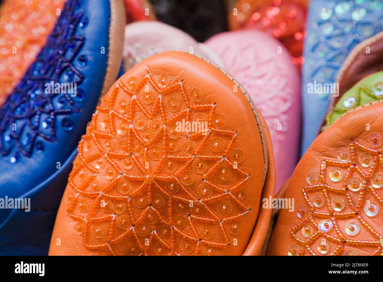 Chaussons à vendre dans le souk arabe de Grenade, Espagne. Banque D'Images