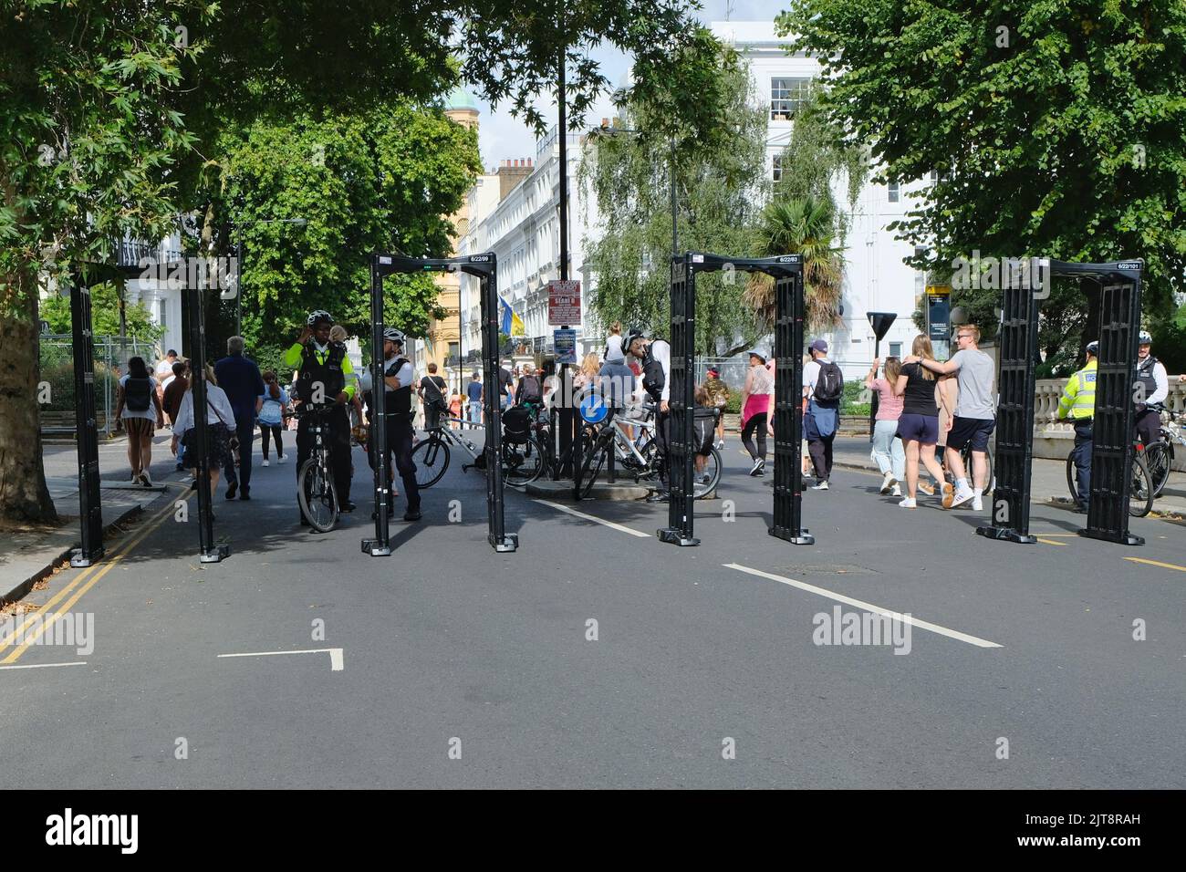 Londres, Royaume-Uni, 28th août 2022. Des arches de couteaux sont visibles à l'entrée du Carnaval de Notting Hill, qui a fait un retour à Londres après un hiatus de trois ans causé par la pandémie de Covid avec la Journée des enfants - également connue sous le nom de Journée de la famille. On estime que deux millions de personnes devraient visiter la région pendant le week-end des fêtes de banque. En plus des défilés animés qui ont lieu, des scènes, des systèmes sonores, des stands de nourriture et de boissons des Caraïbes sont parsemés le long du parcours. Crédit : onzième heure Photographie/Alamy Live News Banque D'Images