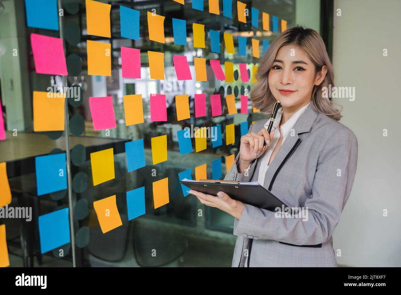 Photo de profil de la belle femme d'affaires personne regardant sérieusement la pensée idée portrait intérieur regardant la fenêtre de l'information confiante Banque D'Images