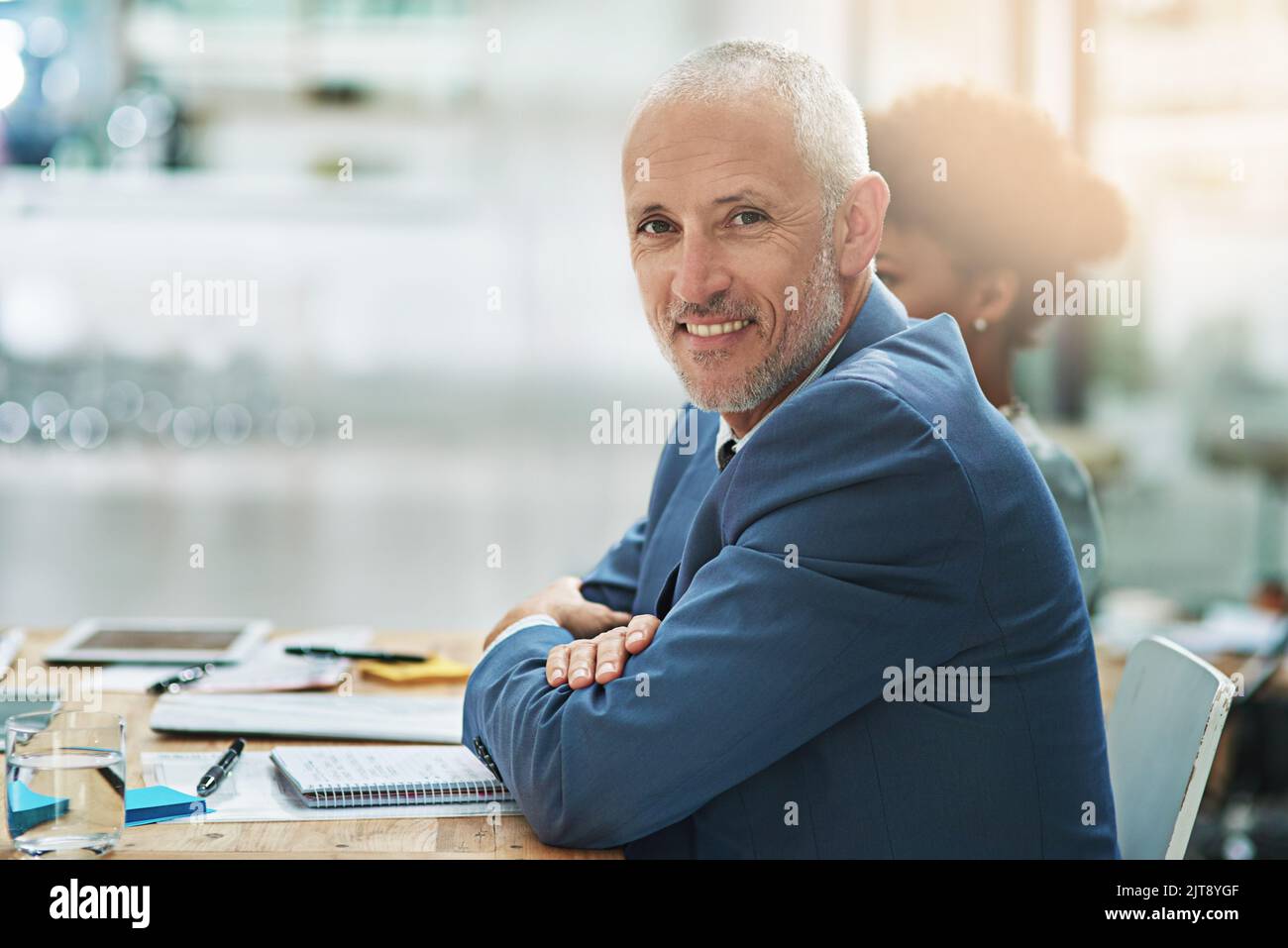 Je ne me suis jamais senti plus accompli dans ma carrière. Portrait d'un homme d'affaires mature assis dans un bureau. Banque D'Images