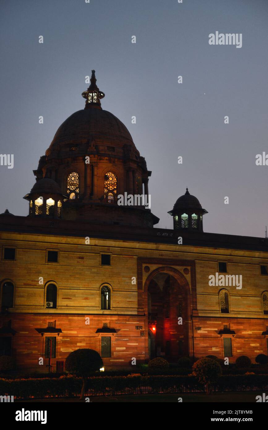 Une vue en soirée sur une partie de la résidence présidentielle de l'Inde ou Rastrapati Bhavan à New Delhi Inde Banque D'Images Une vue en soirée sur une partie de la résidence présidentielle de l'Inde ou Rastrapati Bhavan à New Delhi Inde Banque D'Images