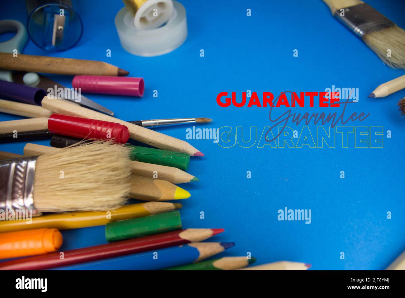 Vue aérienne des fournitures scolaires avec texte de garantie. Pinceaux, crayons, outils artistiques. Outils de travail d'art et d'artisanat. Banque D'Images