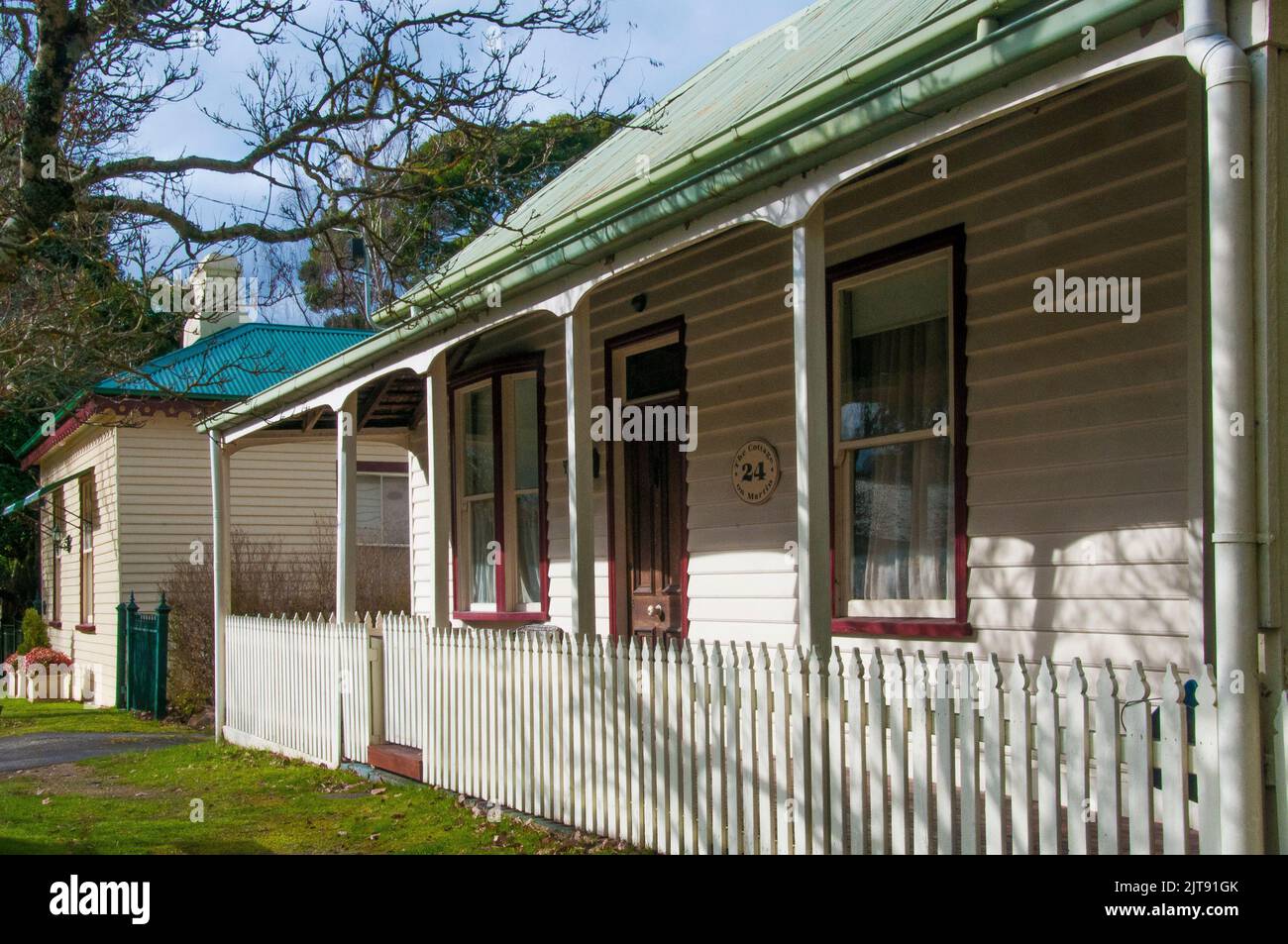Cottages d'époque le long de la rue principale de Blackwood, Victoria, Australie Banque D'Images