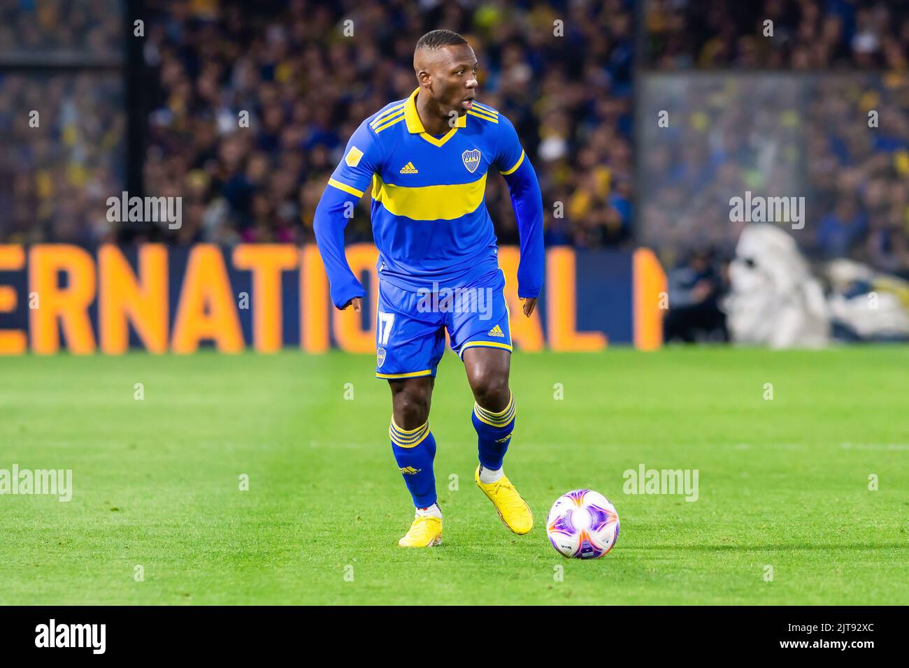 Buenos Aires, Argentine. 28th août 2022. Luis Advencula de Boca Juniors vu en action pendant le match professionnel 2022 de la Ligue entre Boca Juniors et Atletico Tucuman à l'Estadio Alberto J. Armando. (Note finale; Boca Juniors 2:1 Atletico Tucuman) (photo de Manuel Cortina/SOPA Images/Sipa USA) crédit: SIPA USA/Alay Live News Banque D'Images