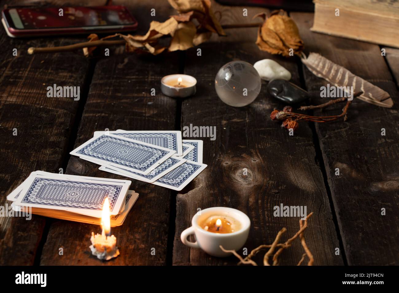 un jeu de cartes pour la divination se trouve sur une table en bois, la divination sur des cartes, sorcellerie Banque D'Images