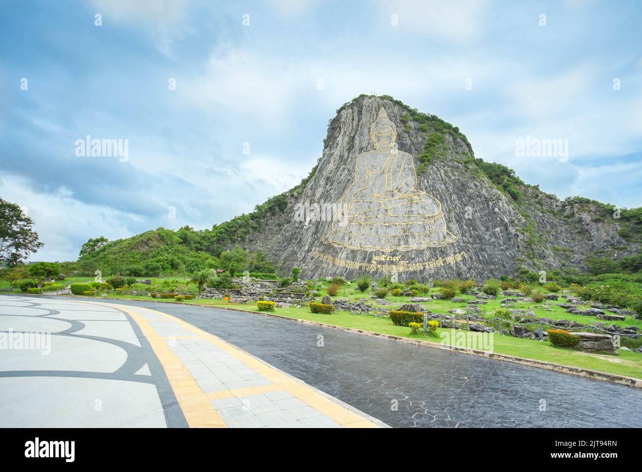 Pattaya point de repère la montagne de Bouddha à Khao Chi Chan, Na Chom Thian calcaire colline Chonburi, Thaïlande.(Traduction:Nom de Budda image Phra Phuttha M. Banque D'Images