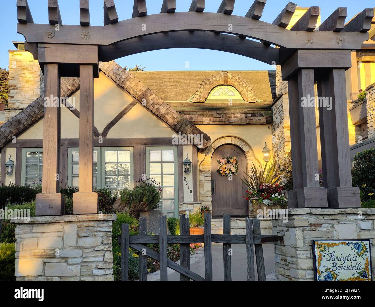 Une maison à Carmel-by-the-Sea avec une arche et une clôture en bois Banque D'Images