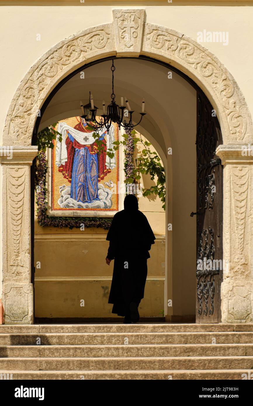 Porte et silhouette de nonne dans le monastère de Grgeweg dans le Parc National de Fruska Gora, Serbie Banque D'Images