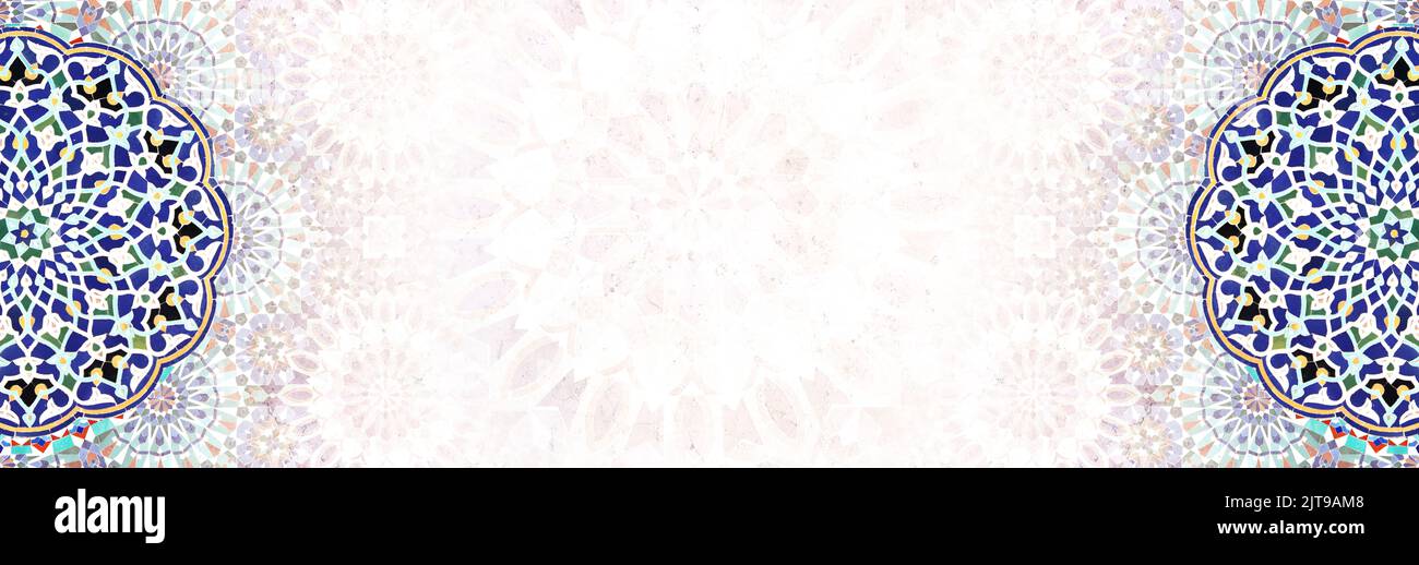 Détail de mur traditionnel persan mosaïque avec ornement géométrique et floral, Iran. Arrière-plan horizontal ou vertical avec carreaux de céramique. Maquette Banque D'Images