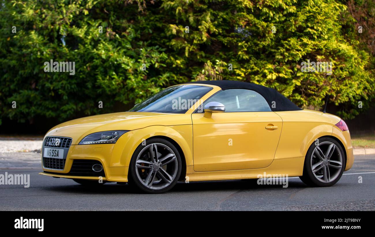 Coupé Audi TTS jaune 2009 Banque D'Images