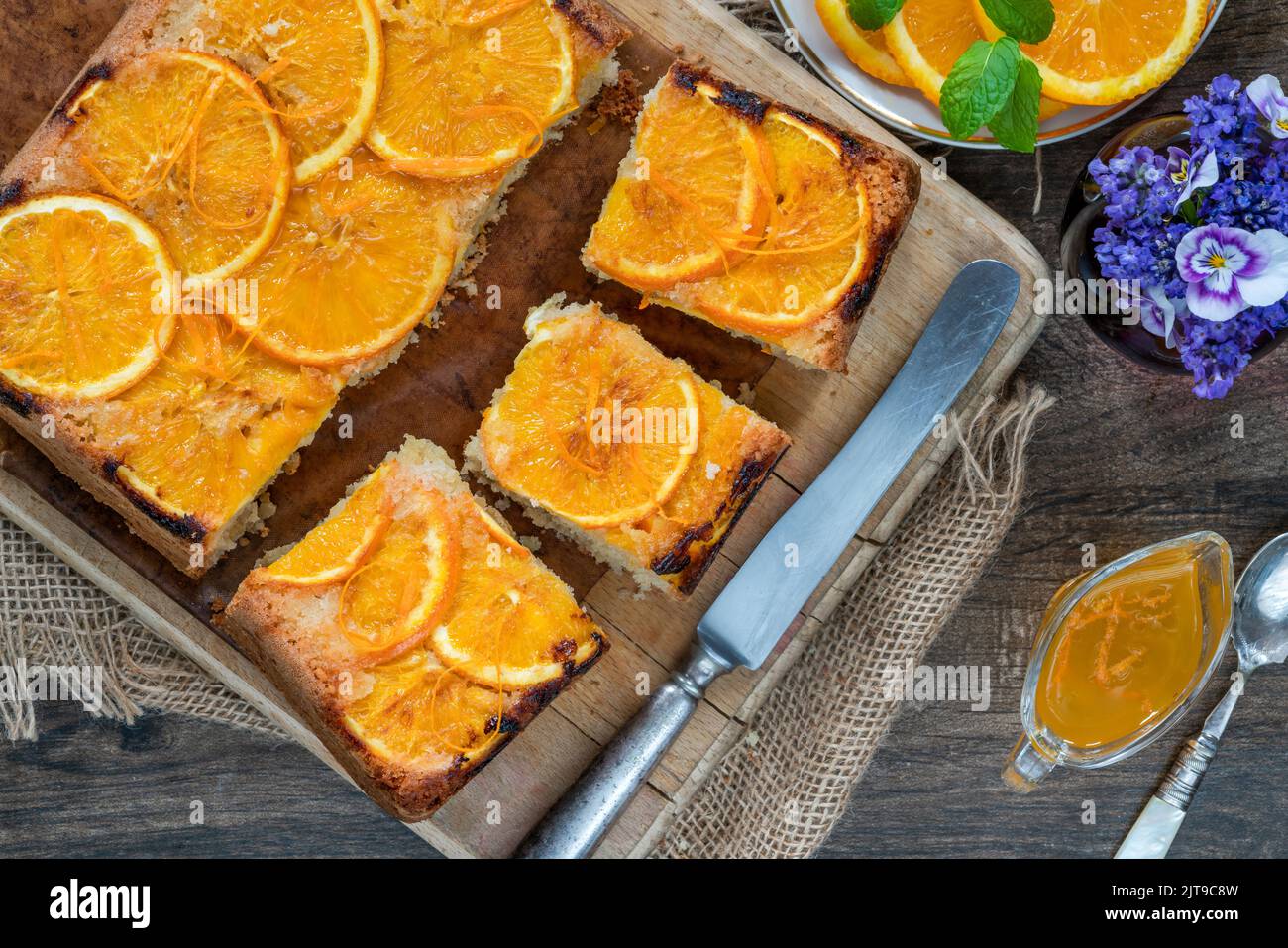 Gâteau à l'envers à l'orange et aux amandes avec sirop d'orange Banque D'Images