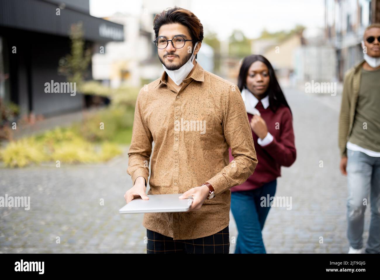 Étudiants marchant sur le territoire du campus universitaire Banque D'Images