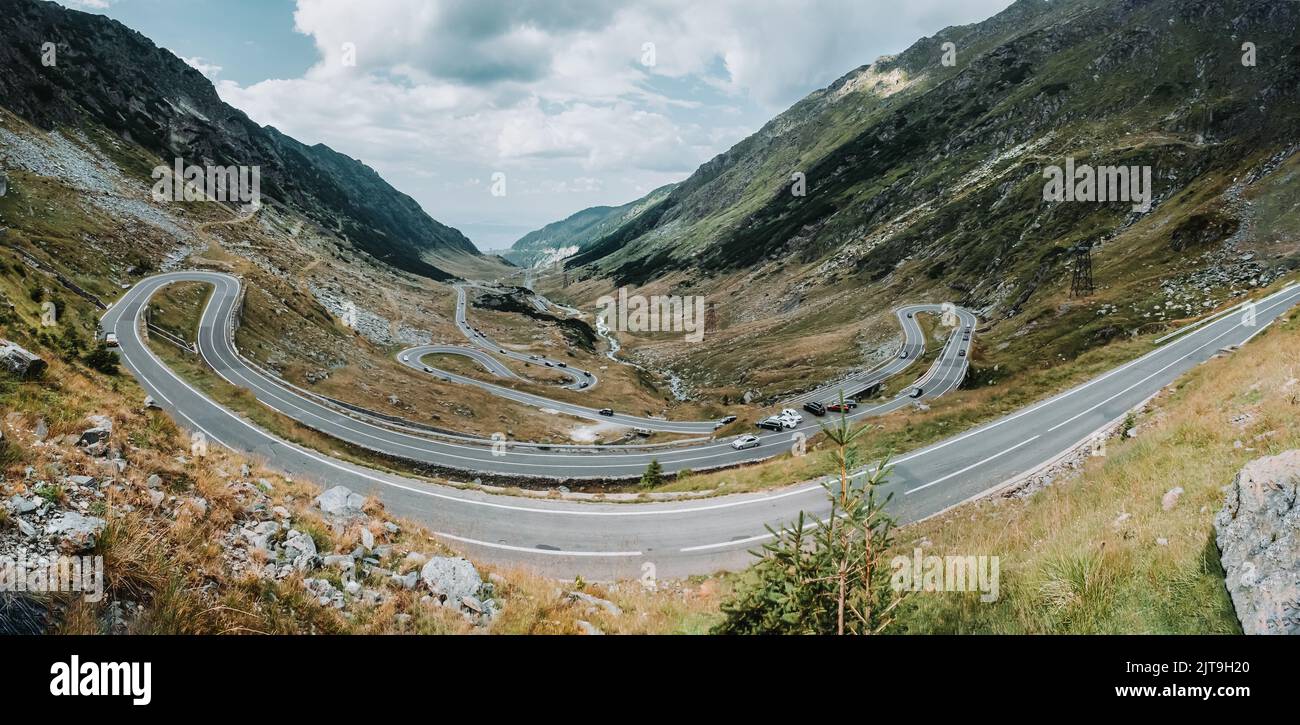 Une des meilleures routes du monde, est située dans les montagnes de Roumanie, est Trasfagarasan. Vue panoramique sur les routes de montagne en Europe. Banque D'Images