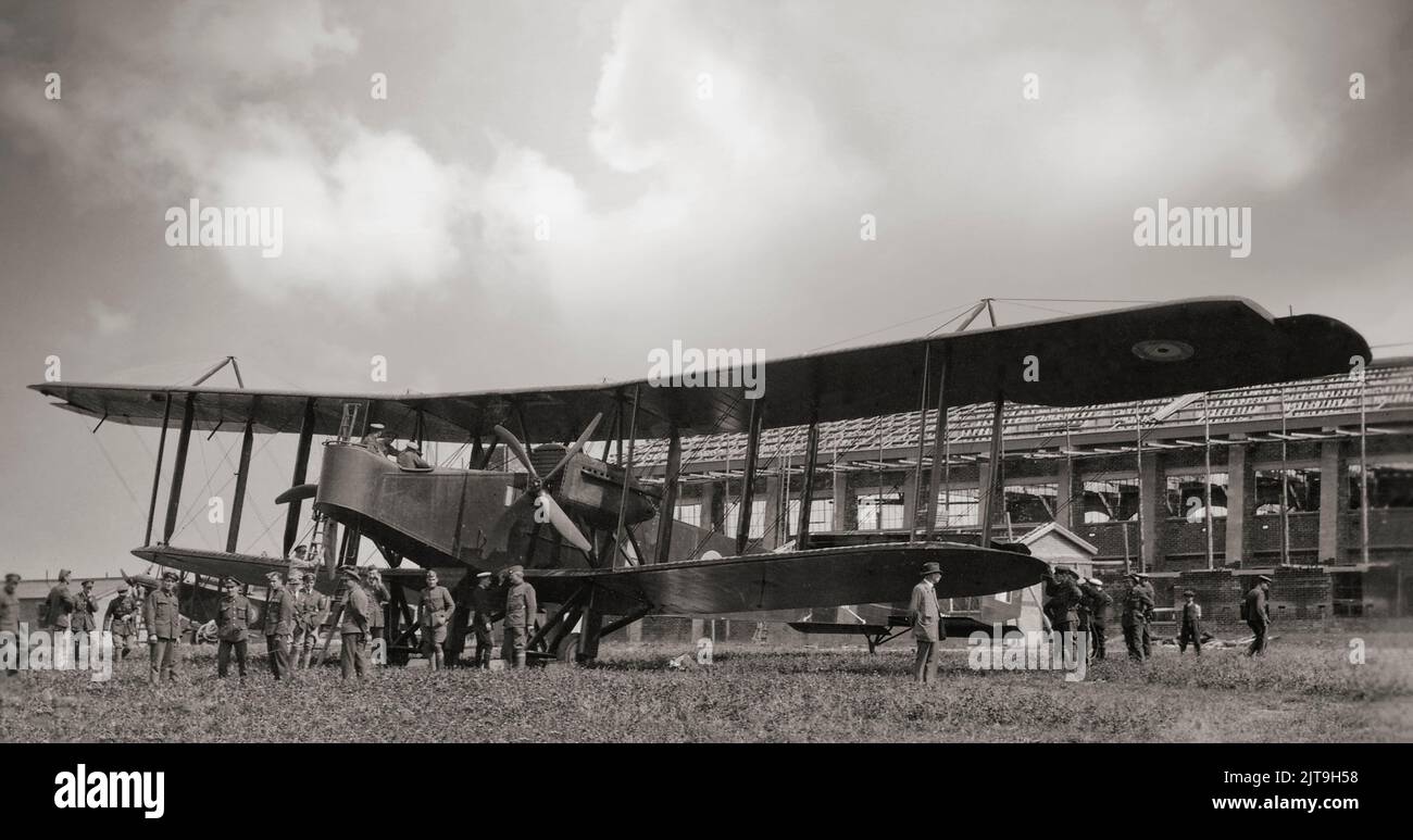 Un bombardier Handley page O/400 qui est entré en service en avril 1918, à la Royal Air Force à RAF Andover, Hampshire, Angleterre. Les avions ont été utilisés en France pour des attaques tactiques de nuit contre des cibles en France et en Belgique occupées par l'Allemagne et pour des bombardements stratégiques de cibles industrielles et de transport en Rhénanie. Banque D'Images