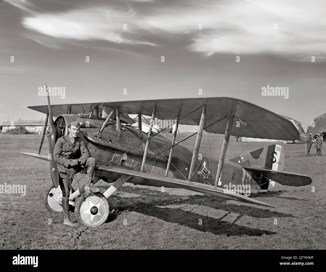 Le Capt Edward V Rickenbacker de l'escadron Aero 94th, avec son SPAD XIII Rickenbacker (1890-1973) était un as de chasse américain de la première Guerre mondiale et un récipiendaire de la Médaille d'honneur. Avec 26 victoires aériennes, il a été l'as de combat le plus réussi des États-Unis dans la guerre et est considéré comme ayant reçu le plus grand nombre de récompenses pour vaillance par un américain pendant la guerre. Le SPAD S.XIII était un avion de chasse biplan français de la première Guerre mondiale et, à la fin de la première Guerre mondiale, servait avec presque tous les escadrons de chasse de l'Aéronautique militaire militaire et du Service aérien de l'Armée des États-Unis. Banque D'Images