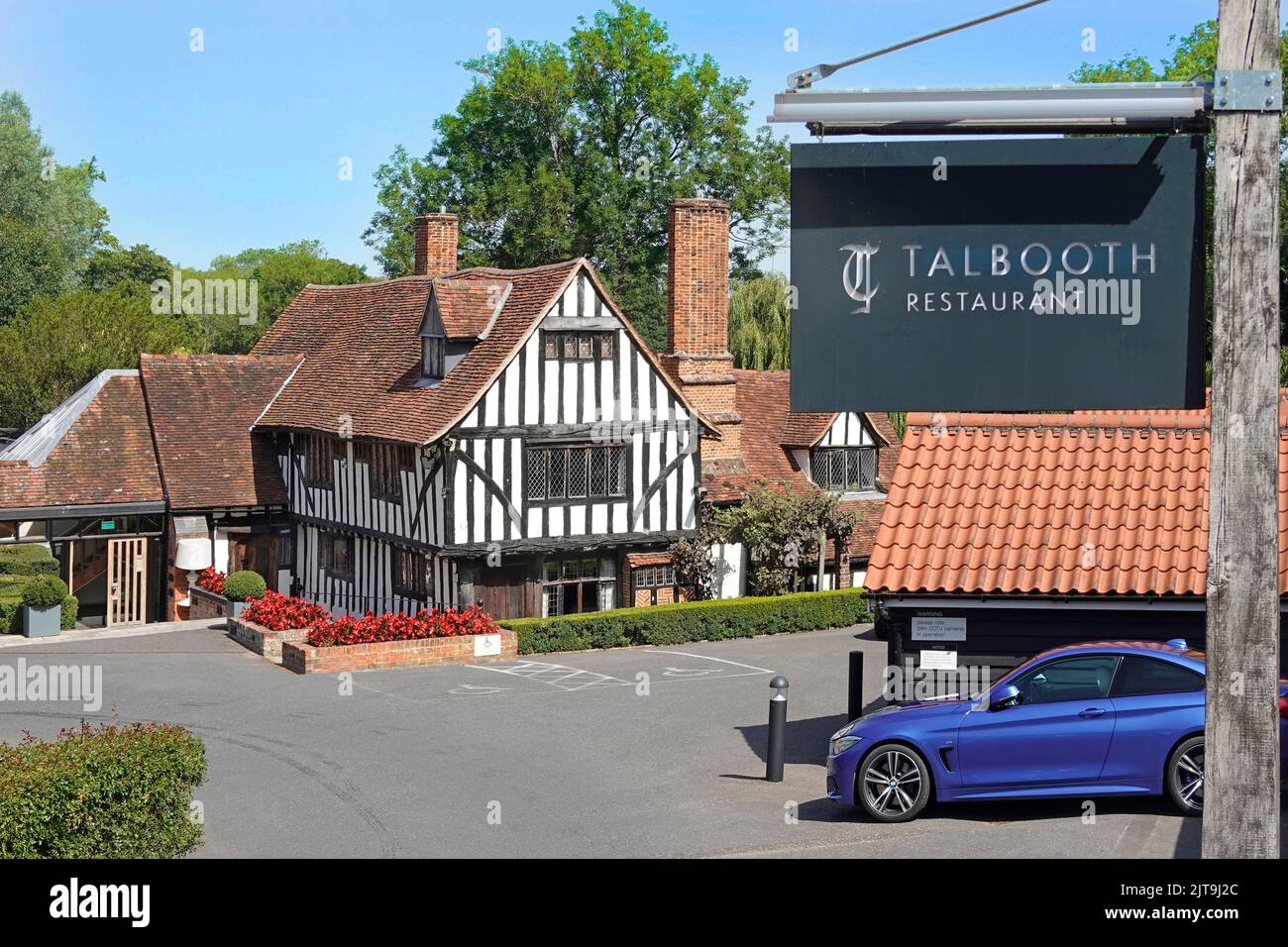 Parking & panneau historique Essex Talbooth, restaurant rural et lieu de mariage, avec installations au bord de la rivière Stour dans le pays de la Constable, Angleterre, Royaume-Uni Banque D'Images