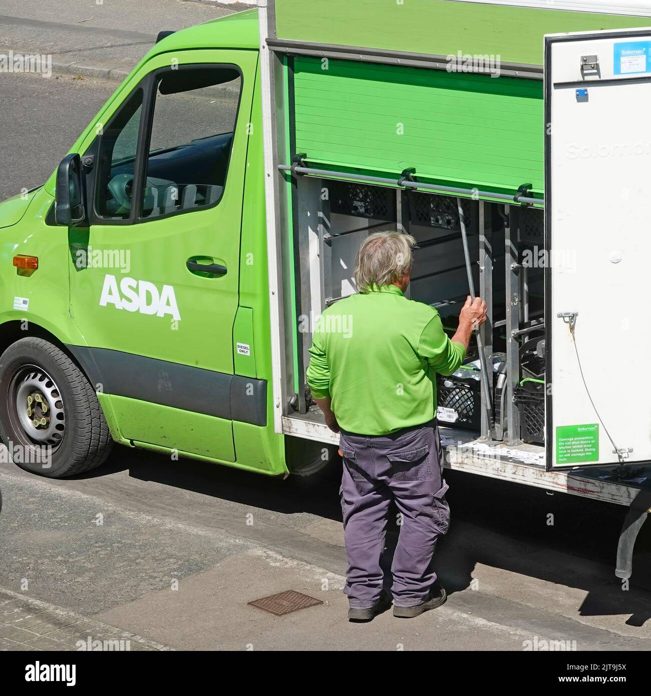 Vue latérale aérienne regarder vers le bas sur vert supermarché Asda maison shopping livraison van chauffeur triting pré-commandé en ligne épicerie nourriture Essex Angleterre Royaume-Uni Banque D'Images