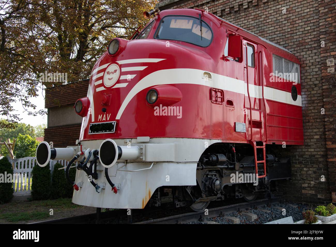 Train de locomotives de chemin de fer traversant un mur de briques Banque D'Images