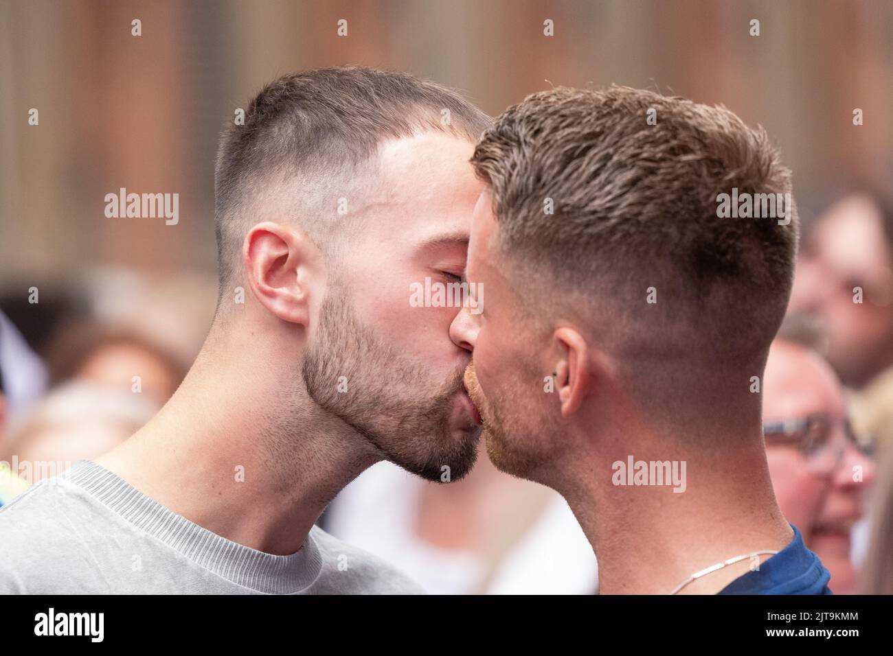 Manchester, Royaume-Uni. 28th août 2022. Deux hommes partagent un baiser à Manchester Pride le dimanche 28th août. Image garyroberts/worldwidefeatures.com Credit: GaryRobertschography/Alay Live News Banque D'Images