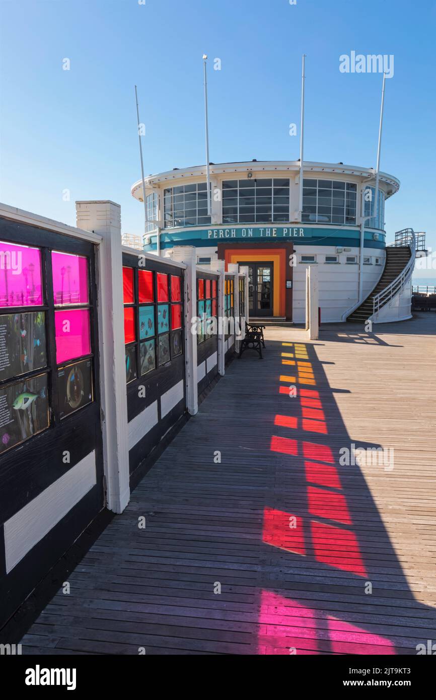 Angleterre, West Sussex, Worthing, Worthing Pier, coupe-vent en verre décoratif Banque D'Images