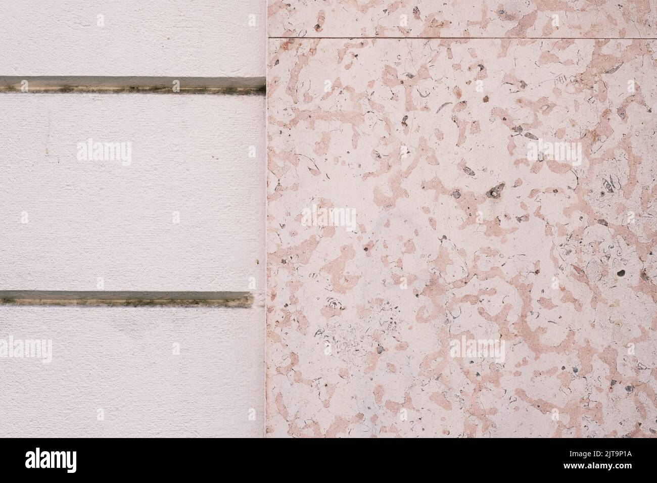 Mur décoratif en pierre de marbre, texture, surface de façade sale et vieillie, détails de décoration d'architecture extérieure, arrière-plan. Banque D'Images