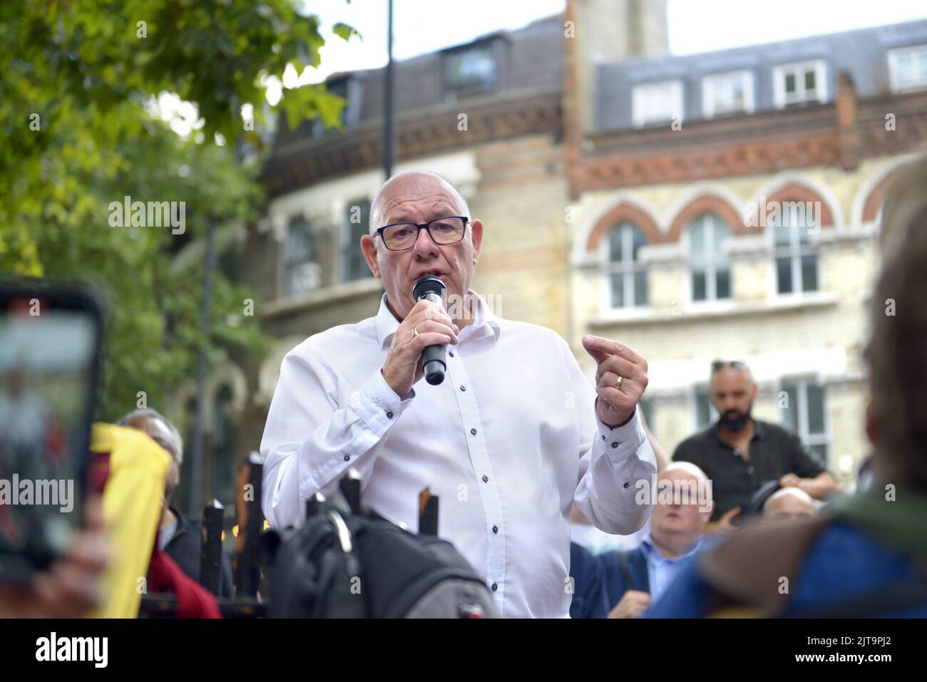 Dave Ward, secrétaire général du Syndicat des travailleurs et travailleuses de la communication (UCF), s'est adressé à une foule de travailleurs et travailleuses des postes en grève lors d'un rassemblement à l'extérieur du Mount Aplaide Banque D'Images