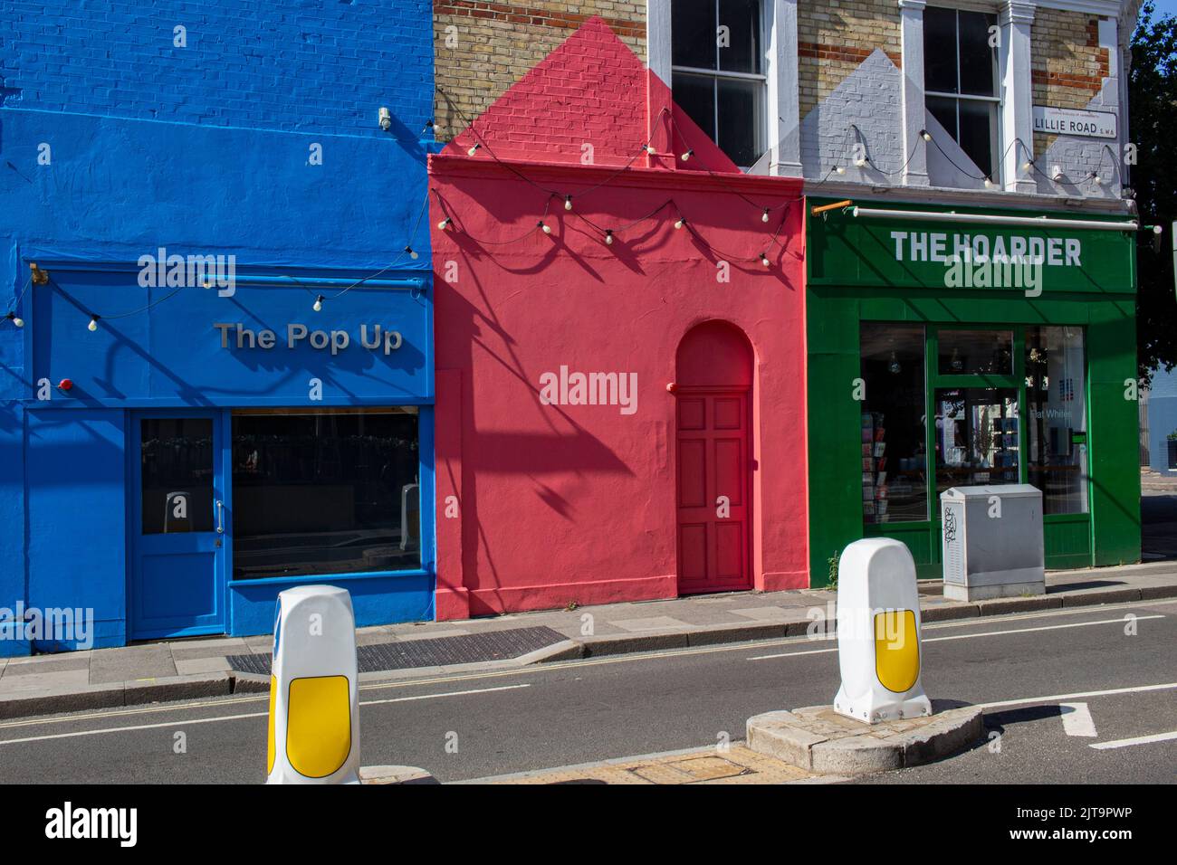 Magasins de façade à Earls court, West London ; façades très colorées d'une zone en développement après la démolition de l'arène d'Earls court Banque D'Images