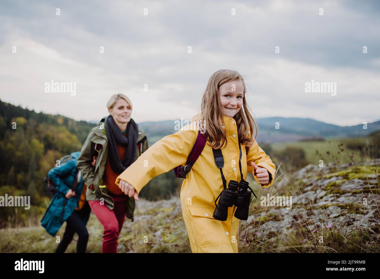 Petite fille avec mère et grand-mère randonnée outoors dans la nature. Banque D'Images