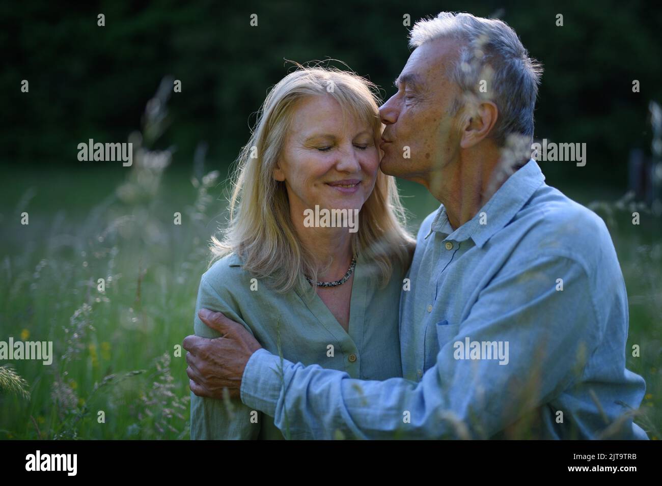 Portrait d'un couple aîné affectueux qui s'embrasse dans la nature. Banque D'Images