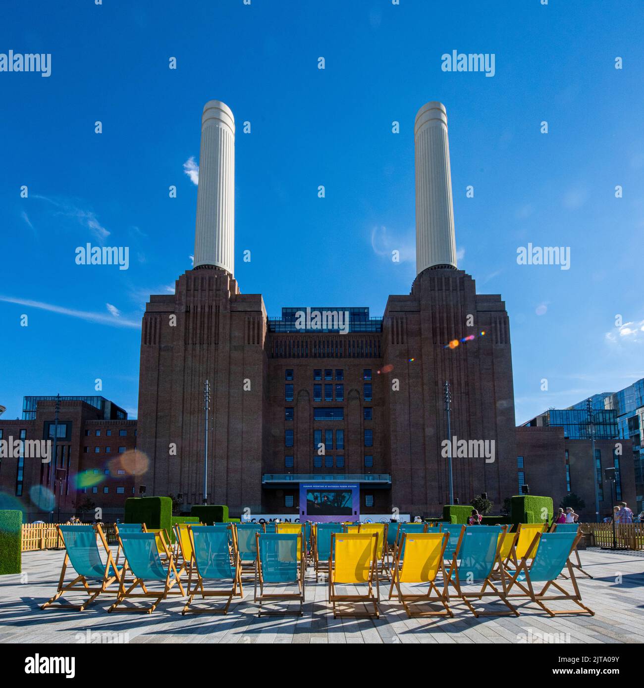 Cinéma en plein air à la station électrique de Battersea en plein soleil en été Banque D'Images