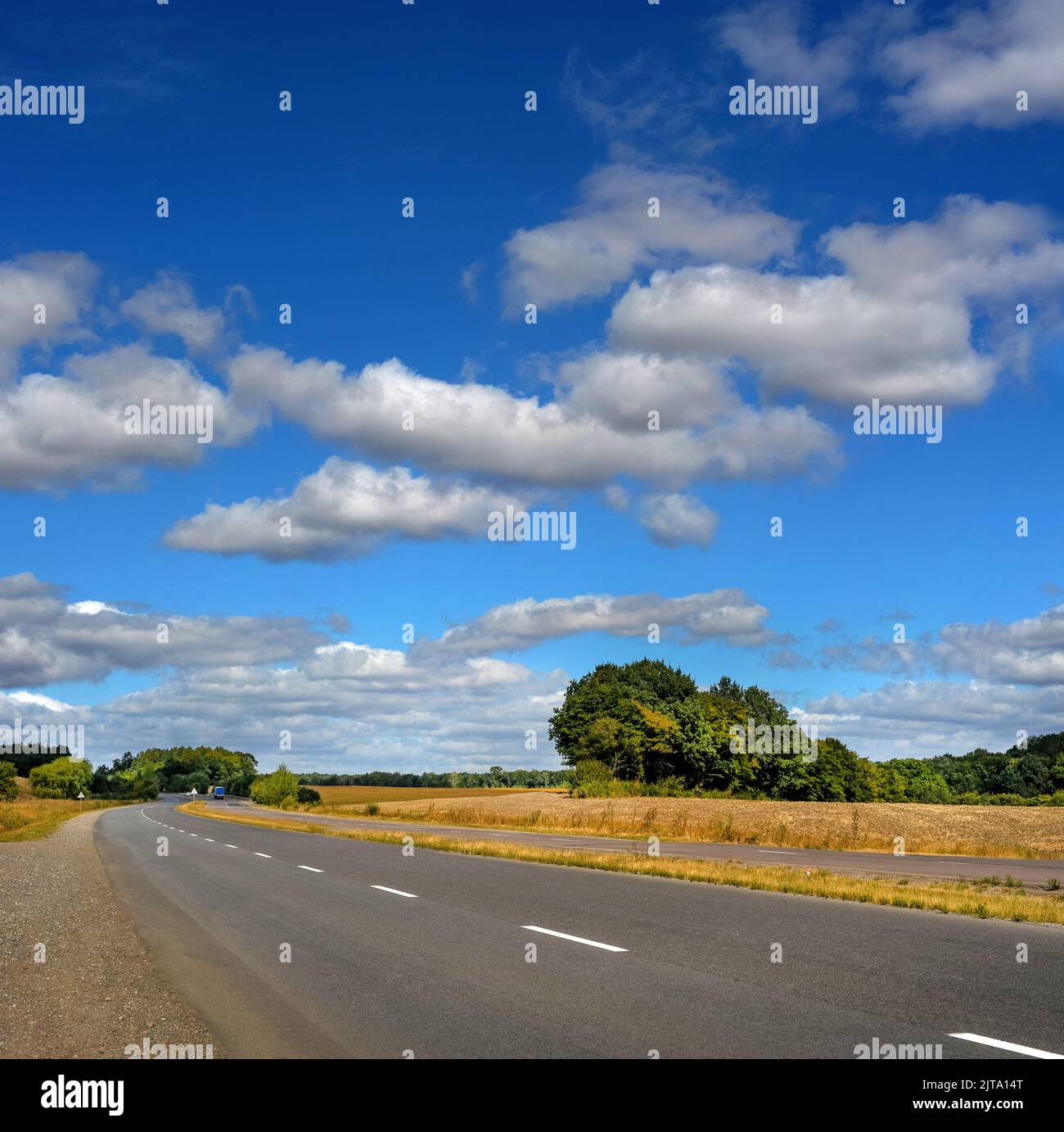 Route asphaltée et paysage de nuages de ciel Banque D'Images