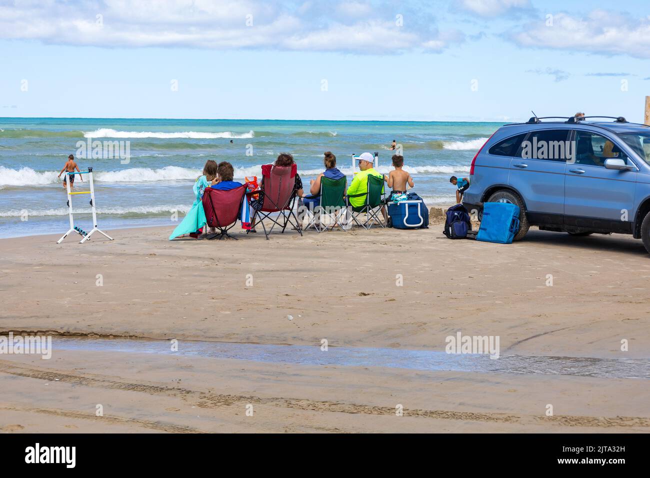 Famille appréciant Summertime sur la plage de Sauble Beach Lac Huron Ontario Canada Banque D'Images