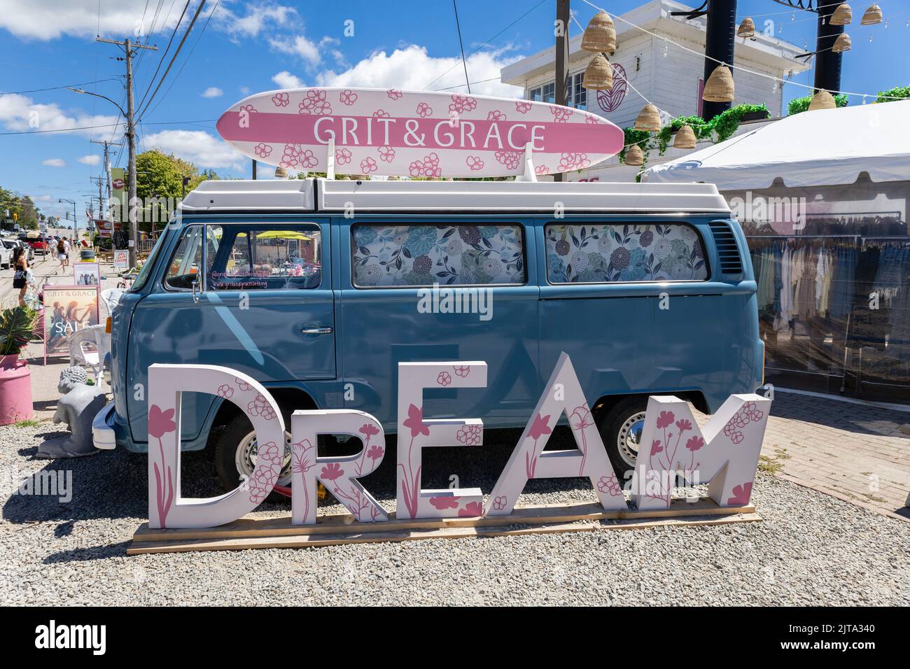 Magasin de vêtements GRIT et Grace à Sauble Beach, Ontario Volkswagen Kombi T2 campeur utilisé à l'extérieur comme panneau avec planche de surf Banque D'Images