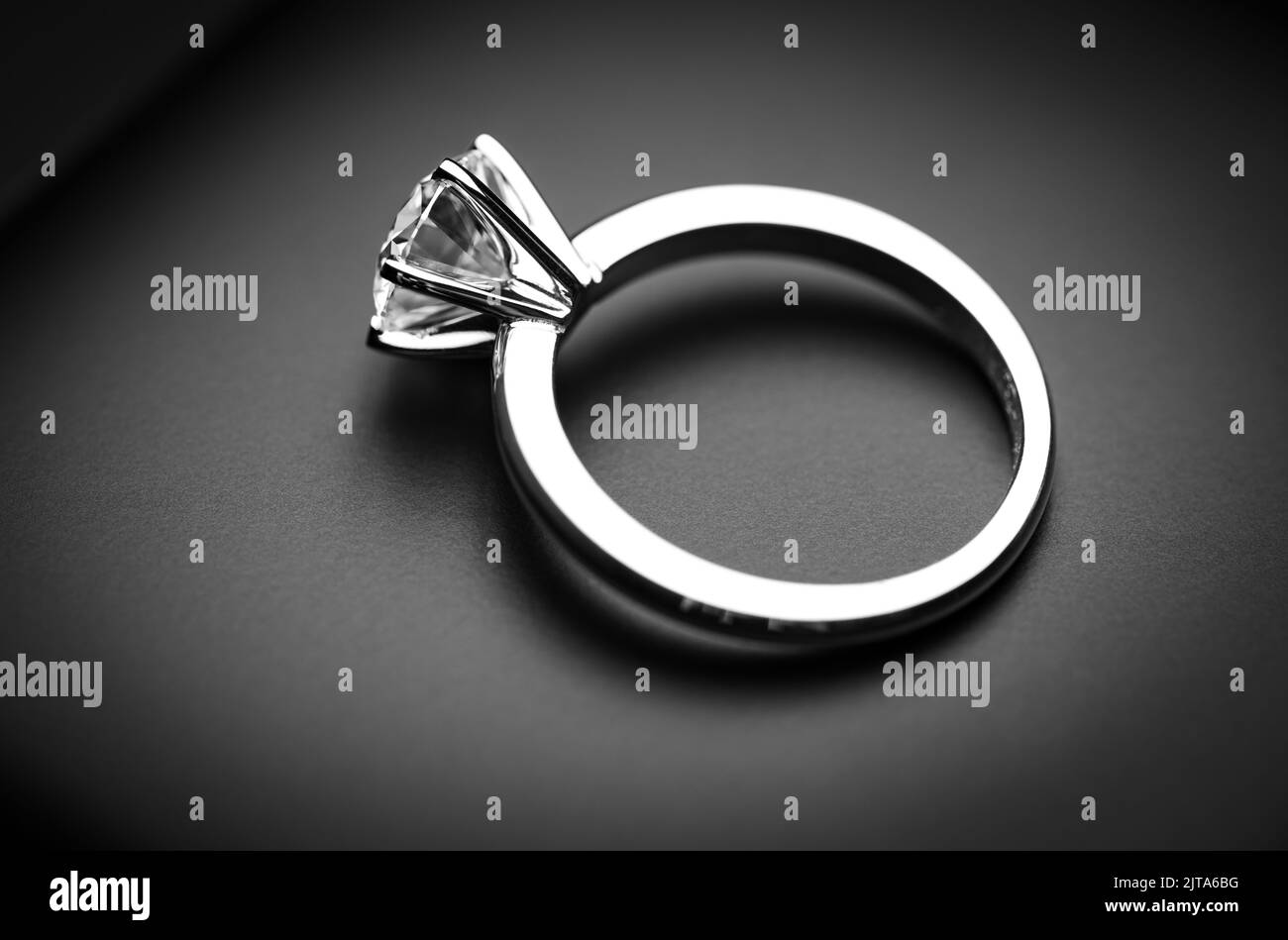 Bague de mariage d'engagement avec pierre précieuse de diamant Banque D'Images